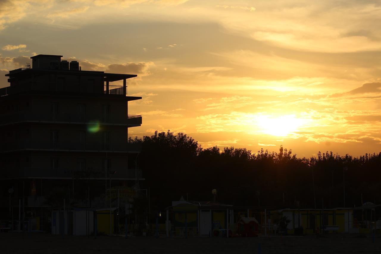 Hotel Tritone ริมินี ภายนอก รูปภาพ