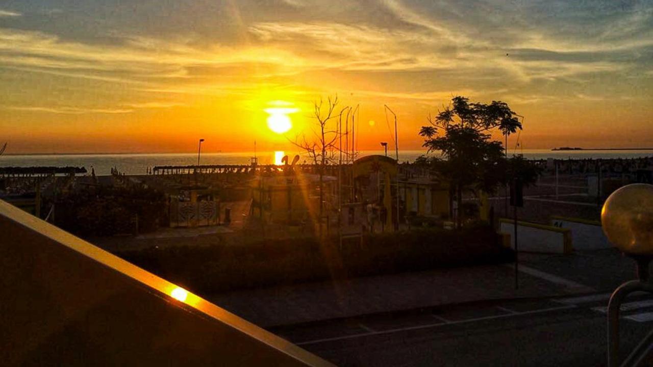 Hotel Tritone ริมินี ภายนอก รูปภาพ